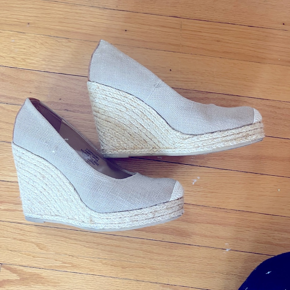 Nine West size 9 wedge espadrilles